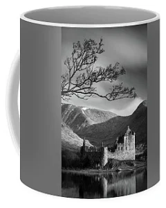 Black and white mug featuring Kilchurn Castle with mountains.